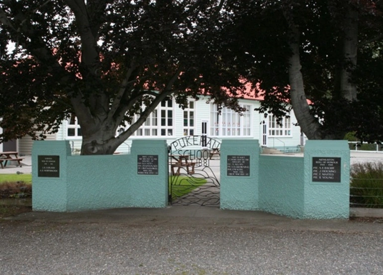 Image: Pukerau war memorial gates