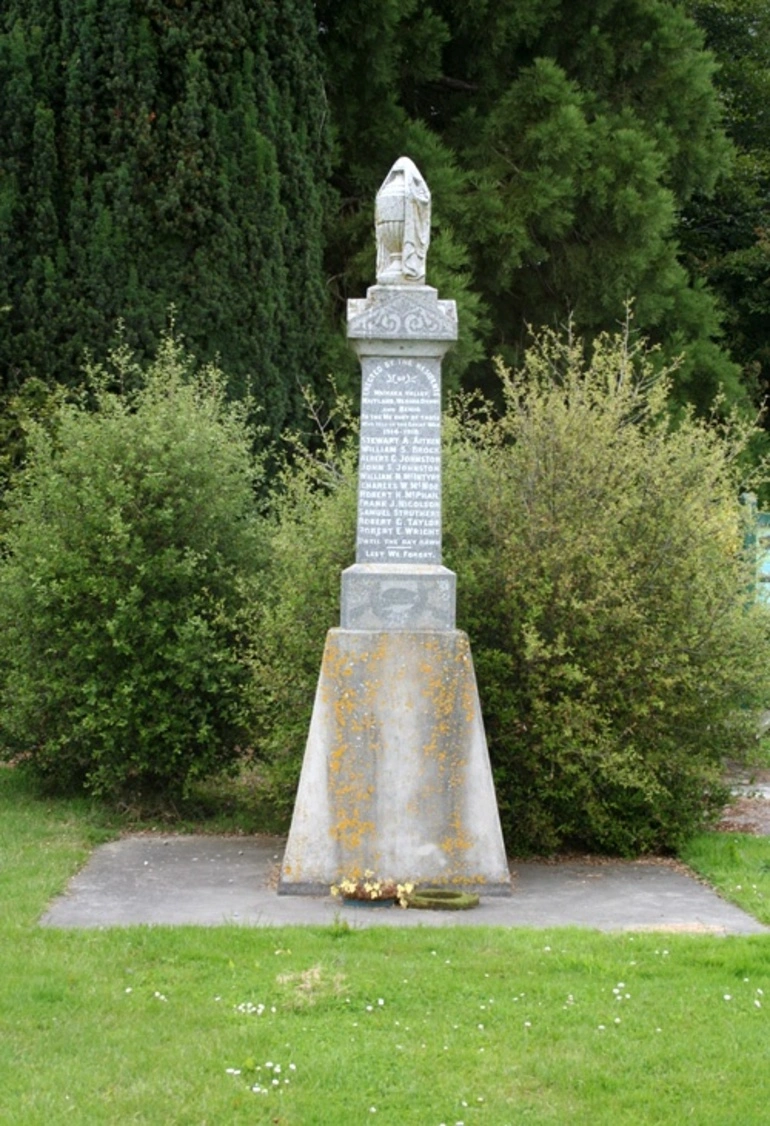Image: Waikaka Valley war memorial