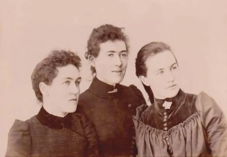 Image: Three sisters