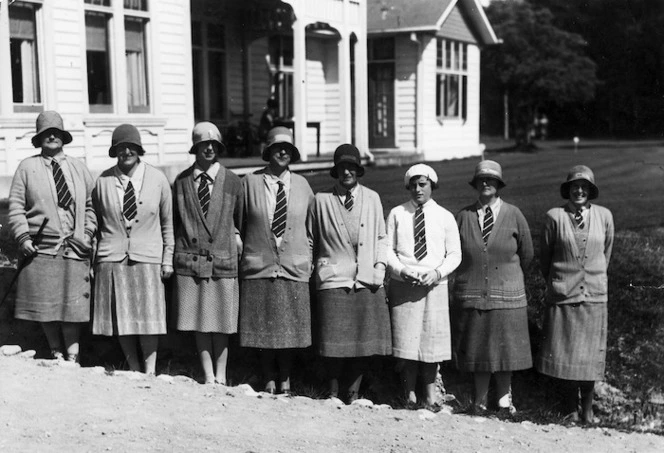 Group portrait of the South Island Women's golf team, 1930