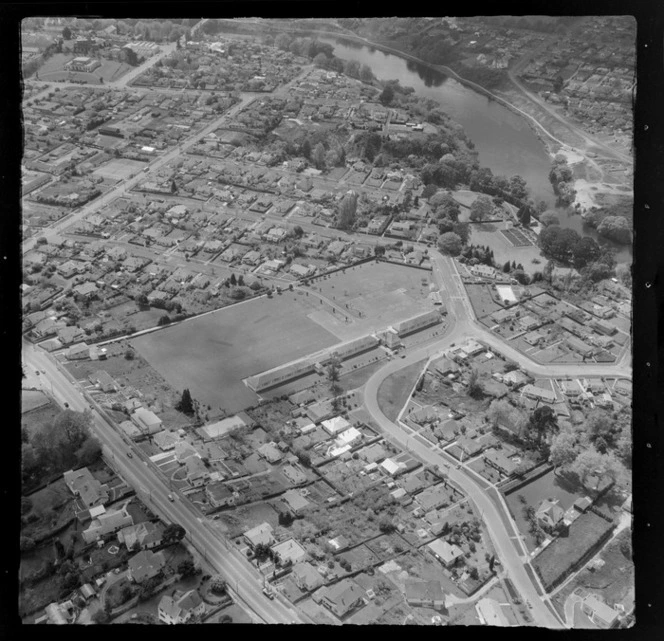 Hamilton, Waikato, featuring Hamilton West Primary School and Waikato River
