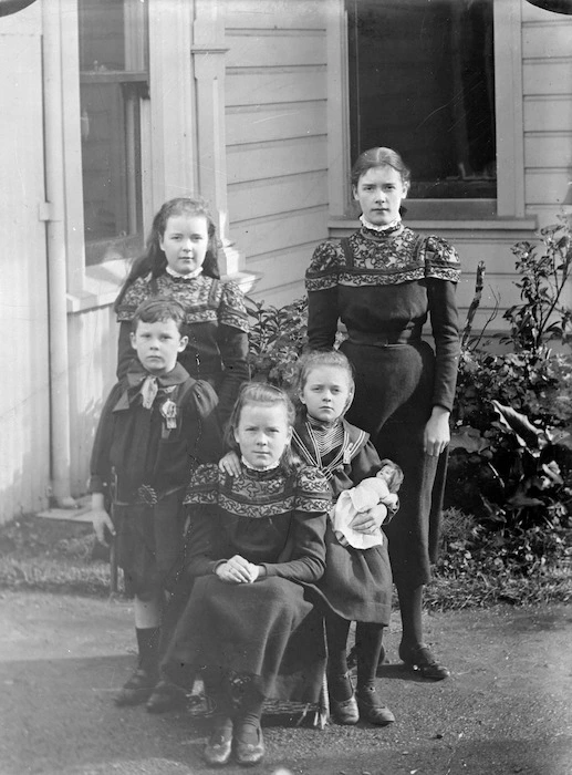 Bell, Vera Margaret, 1885-1974 :Fotografía de Katherine Mansfield con sus hermanos