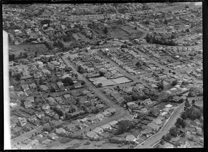 Remuera, Auckland City, close-up showing residential housing with Upland Road foreground, Rawhiti Bowling Club, Rangitoto Avenue and Orakei Road, view west to Waiata Reserve beyond