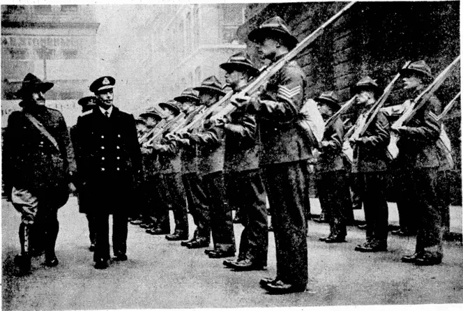 Central ±Tess i*hoto. The King inspecting a guard q/ honour of New Zealand troops on February 6, ivlien he and the Queen visited the Mansion House, London, to be present at the New Zealand Centennial reception given by the Lord and Lady Mayoress. (Evening Post, 19 March 1940)