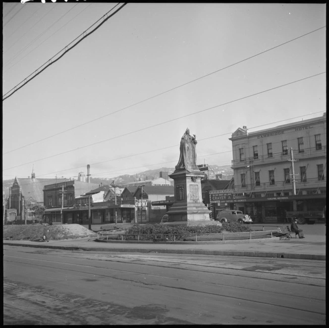 Statue of Queen Victoria, between Kent and Cambridge Terraces, Wellington