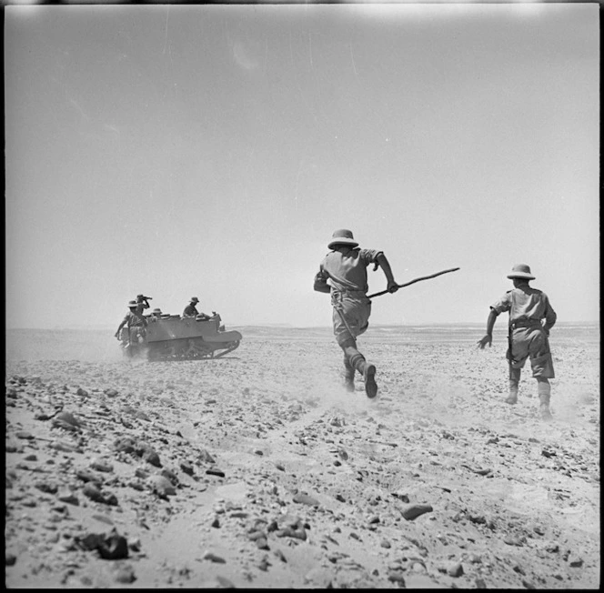 Maori Battalion training in tank hunting, Egypt