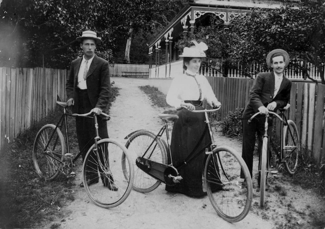 Alexander Darrow, Mary Elizabeth Darrow and George Darrow with bicycles, Thames