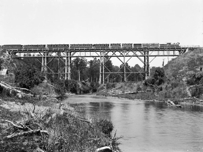 Train on Matamau viaduct