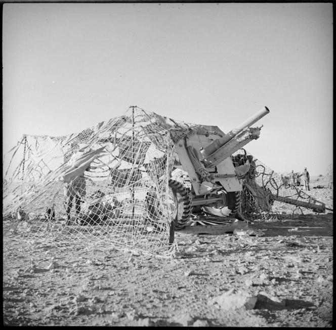 25 pounder under camouflage in the Western Desert, World War II