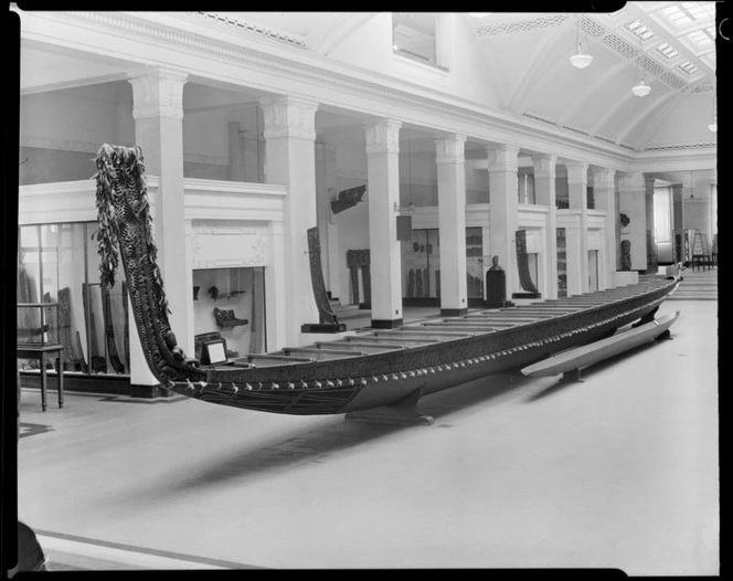 Māori waka at War Memorial Museum, Auckland