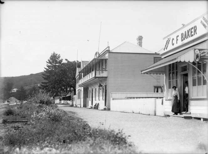 Duke of Marlborough Hotel and the bakery/general store of C F Baker, The Strand, Russell