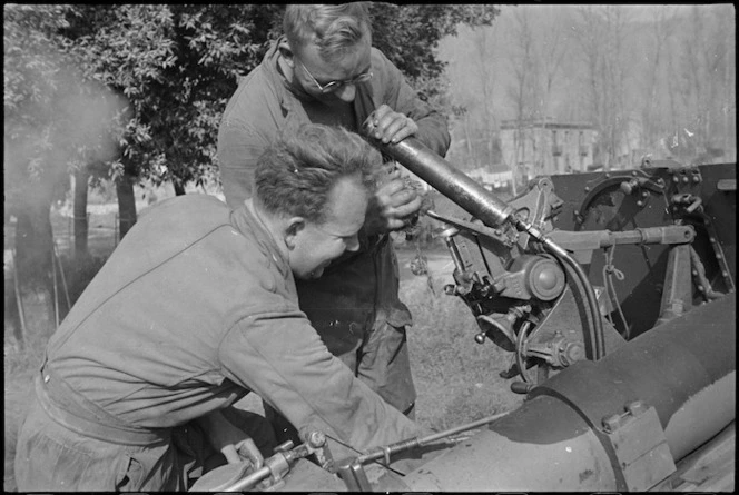 New Zealand Artillery gunners on maintenance in the Volturno Valley area, Italy, World War II - Photograph taken by George Kaye