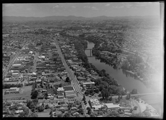 Hamilton, Waikato, showing Waikato River and Victoria Street