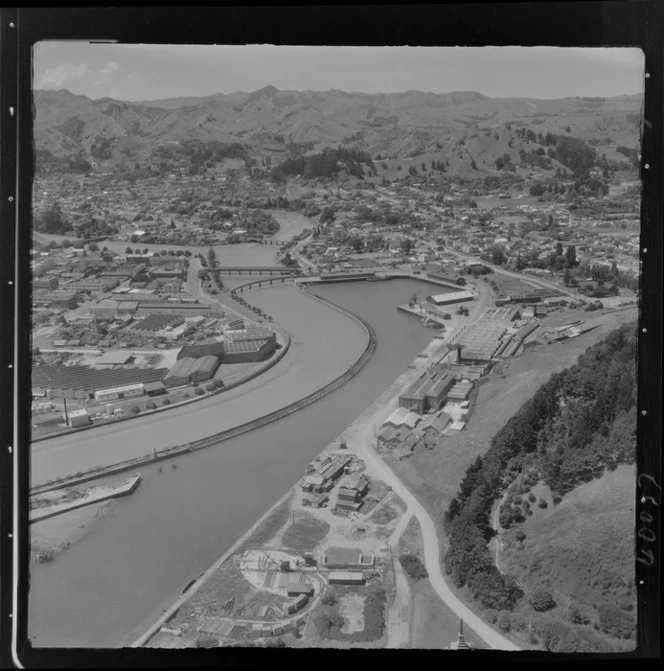 Entrance to wharf, Gisborne, Poverty Bay, including Taruheru River and Waimata River