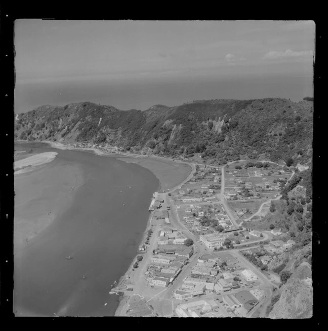 Whakatane, showing housing and beach