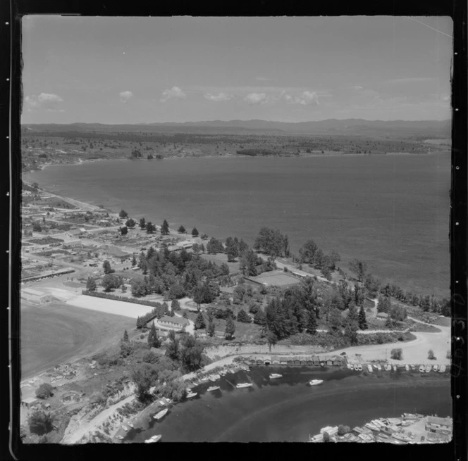 Taupo, includes view of lake, roads, housing, waterway and boats