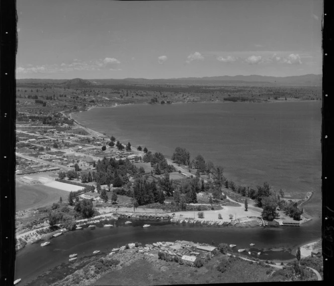 Taupo, includes view of lake, roads, housing, waterway and boats