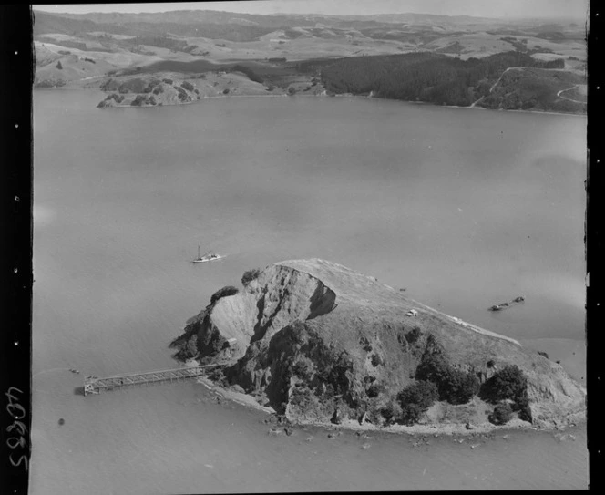 Karamuramu Island, Auckland, includes jetty and boats