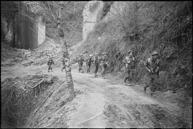 Kaye, George, 1914- (Photographer) : New Zealand infantrymen, near Monte Cassino, Italy