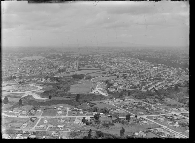 View southeast and the suburb of Maeroa with Edgecumbe Park gully in foreground, with Hamilton City and Lake Rotoroa beyond