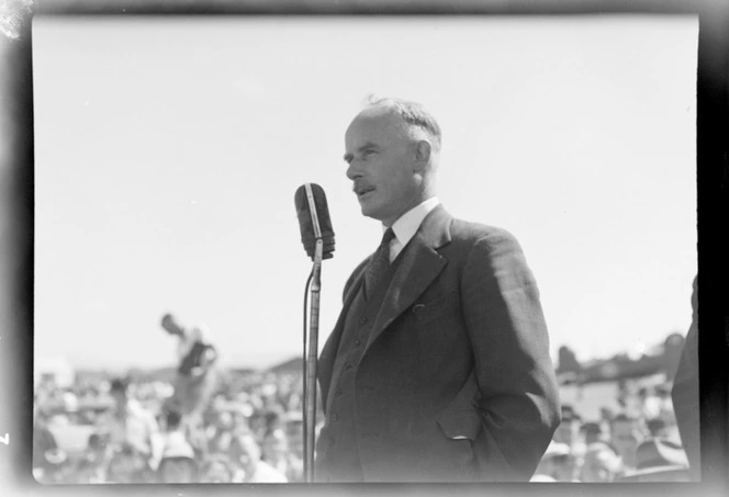 North Island Air Pageant. R T Cadwallader, president Royal New Zealand Aero Club