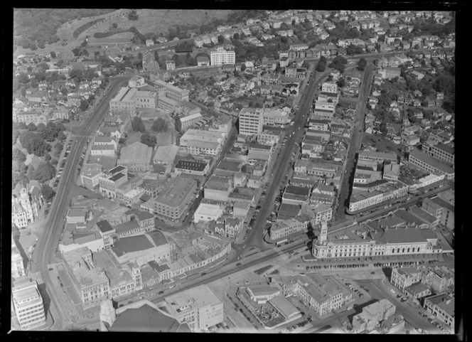 Queen Street, Auckland, showing Auckland Town Hall in the foreground on the left side