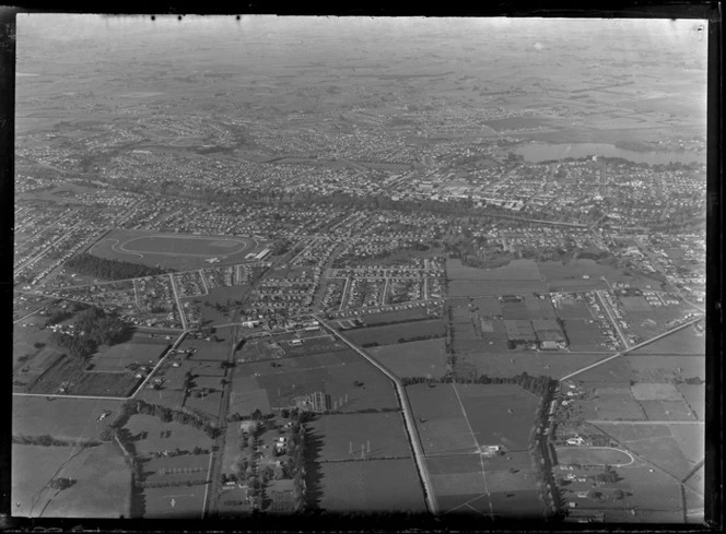 Hamilton, showing rural area and housing, including Waikato River