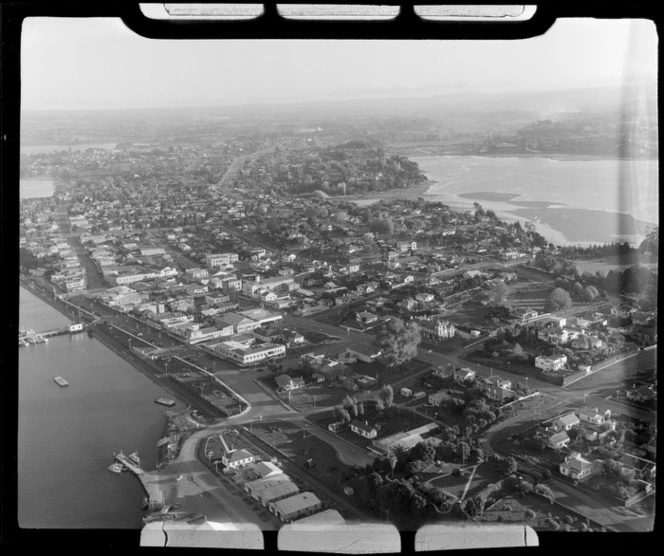 The city of Tauranga with harbour area, Herres Park and The Strand in foreground, looking towards the central business district and South Tauranga beyond, Bay of Plenty Region