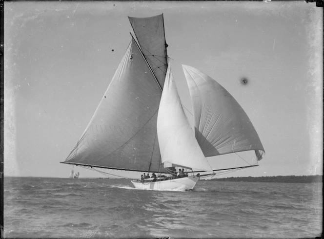 Yacht Ilex under sail
