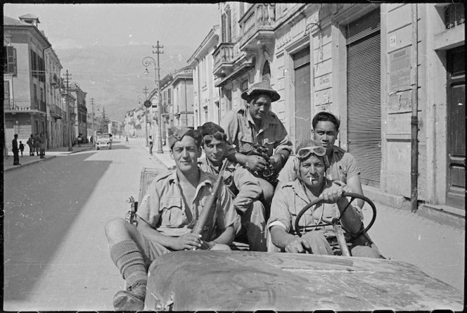 George F Kaye, 1914- (photographer) : Members of the Maori Battalion at Sora, Italy