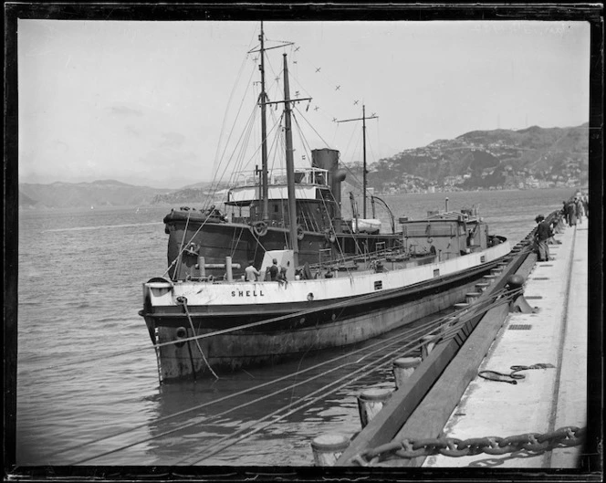 Oil bunkering barge Shell and tug Toia, Wellington