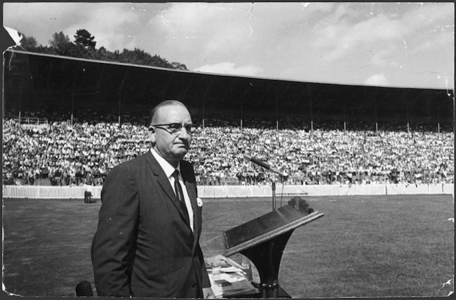 Tom Skinner addressing union meeting at Carlaw Park