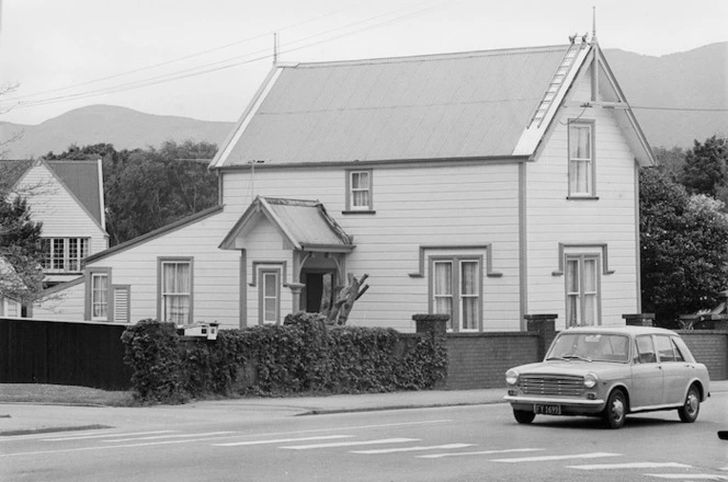 Historic cottage at entrance to Vogel House, Lower Hutt - Photograph taken by Ian Mackley