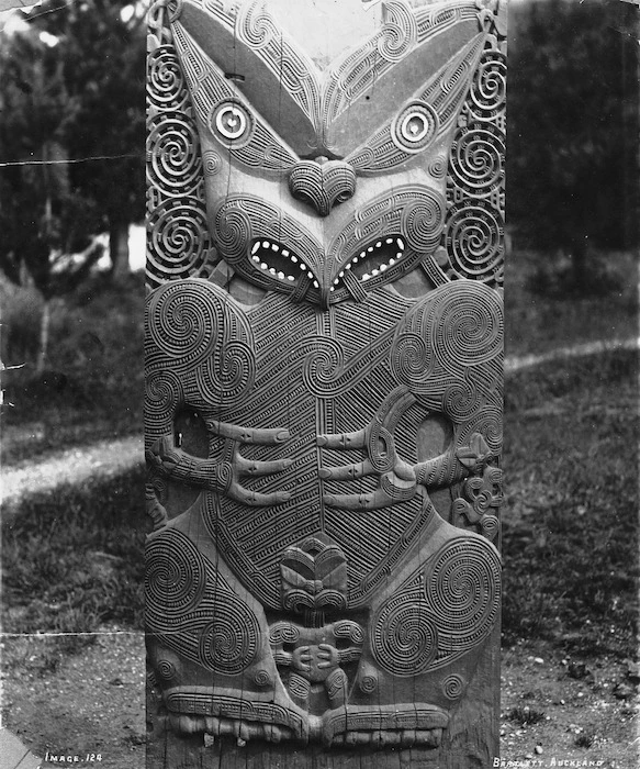 Bartlett (Photographer in Auckland) : Maori wood carving of a figure
