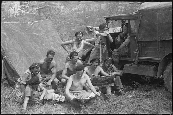 New Zealand soldiers with magazines, Atina, Italy, during World War 2