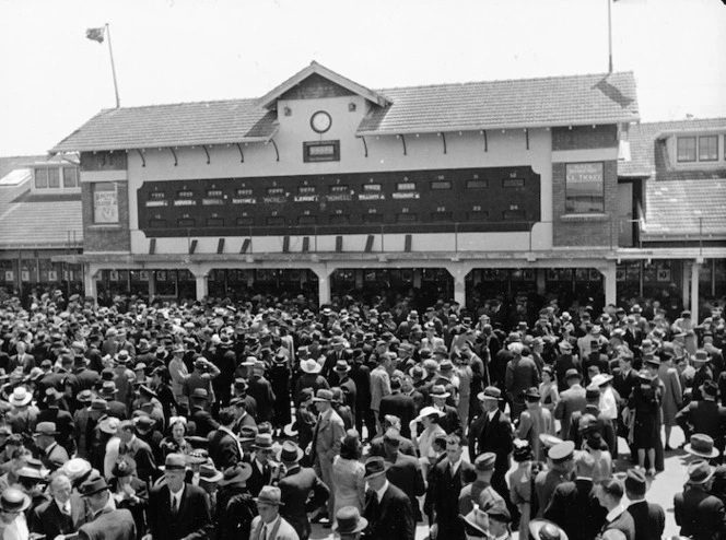 Boxing day crowd at Awapuni Racecourse, Palmerston North