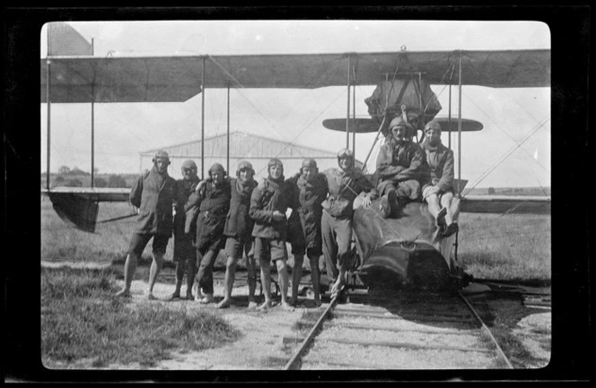 Crew of Walsh flying boat "B", New Zealand Flying School, Kohimarama, Auckland