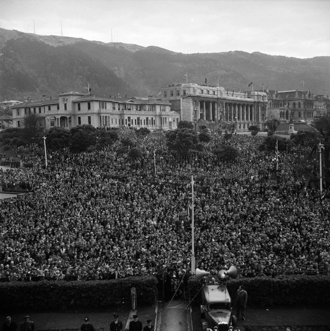 Crowd on VE Day, Wellington