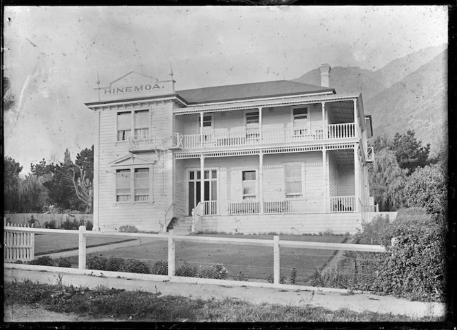 Hinemoa Hotel at Te Aroha, circa 1916.