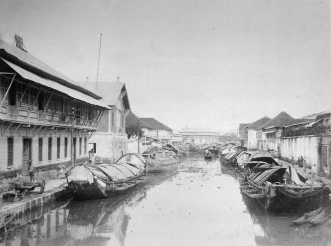 Canal in Binondo, Manila