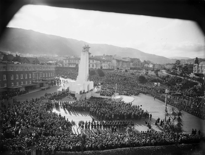 Crowd at the dedication ceremony of the Cenotaph, Wellington