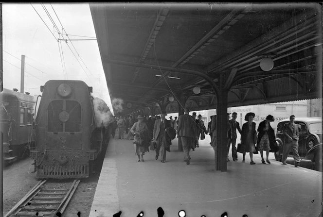 Railway platform at Wellington Railway Station, circa 1940