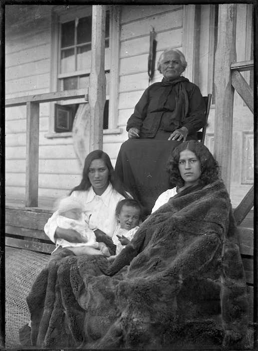 Mrs Iruwera with members of her family at Rangiahua, 1918.