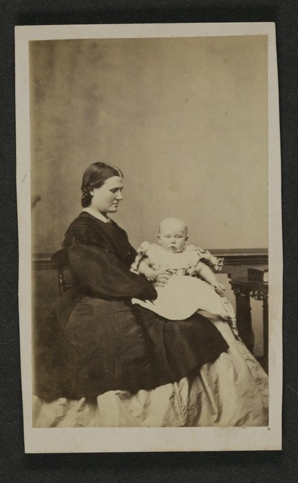 Photographer unknown: Portrait of unidentified woman and child