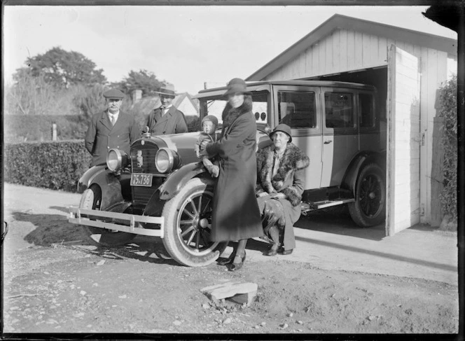 Albert Percy Godber, his wife Laura, their son-in-law Colin Hartwig, daughter Phyllis, and grandson Colin Hartwig, alongside an Essex car, in 1934.