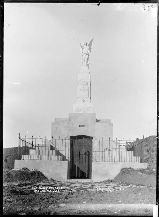 Monument to Tuaiwa Ngatipare at Patikirau, near Raglan, 1910 - Photograph taken by Gilmour Brothers
