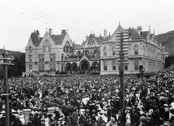 Crowd outside Parliament Buildings, Wellington, for the funeral service of Queen Victoria