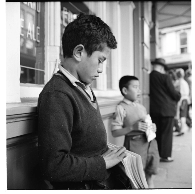 Newspaper sellers, possibly Royal Oak Tavern, Wellington