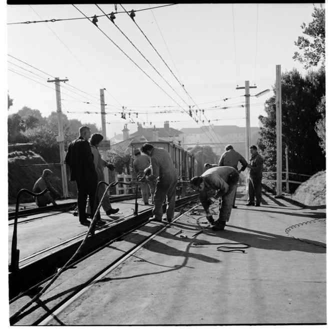 Kelburn cable car, workmen at the top of the incline