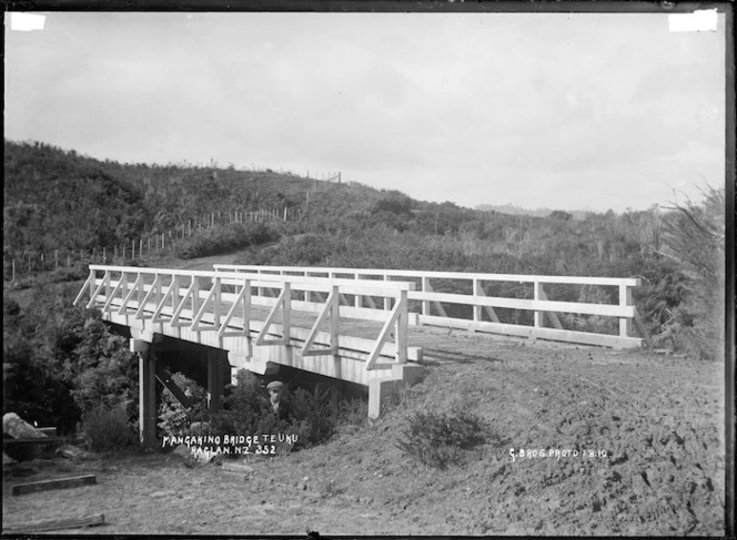 Mangakino Bridge, Te Uku, near Raglan, 1910 - Photograph taken by Gilmour Brothers